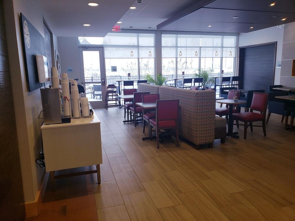 Holiday Inn Express & Suites By Ihg Altoona By Ihg Exterior photo
