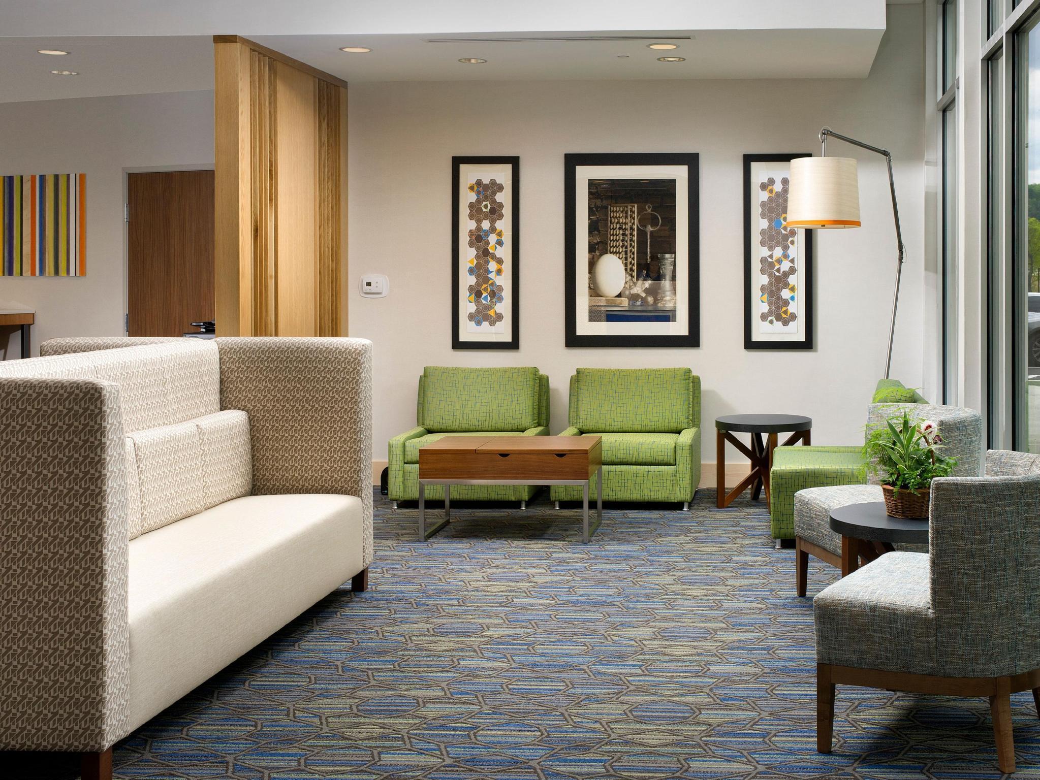 Holiday Inn Express & Suites By Ihg Altoona By Ihg Exterior photo