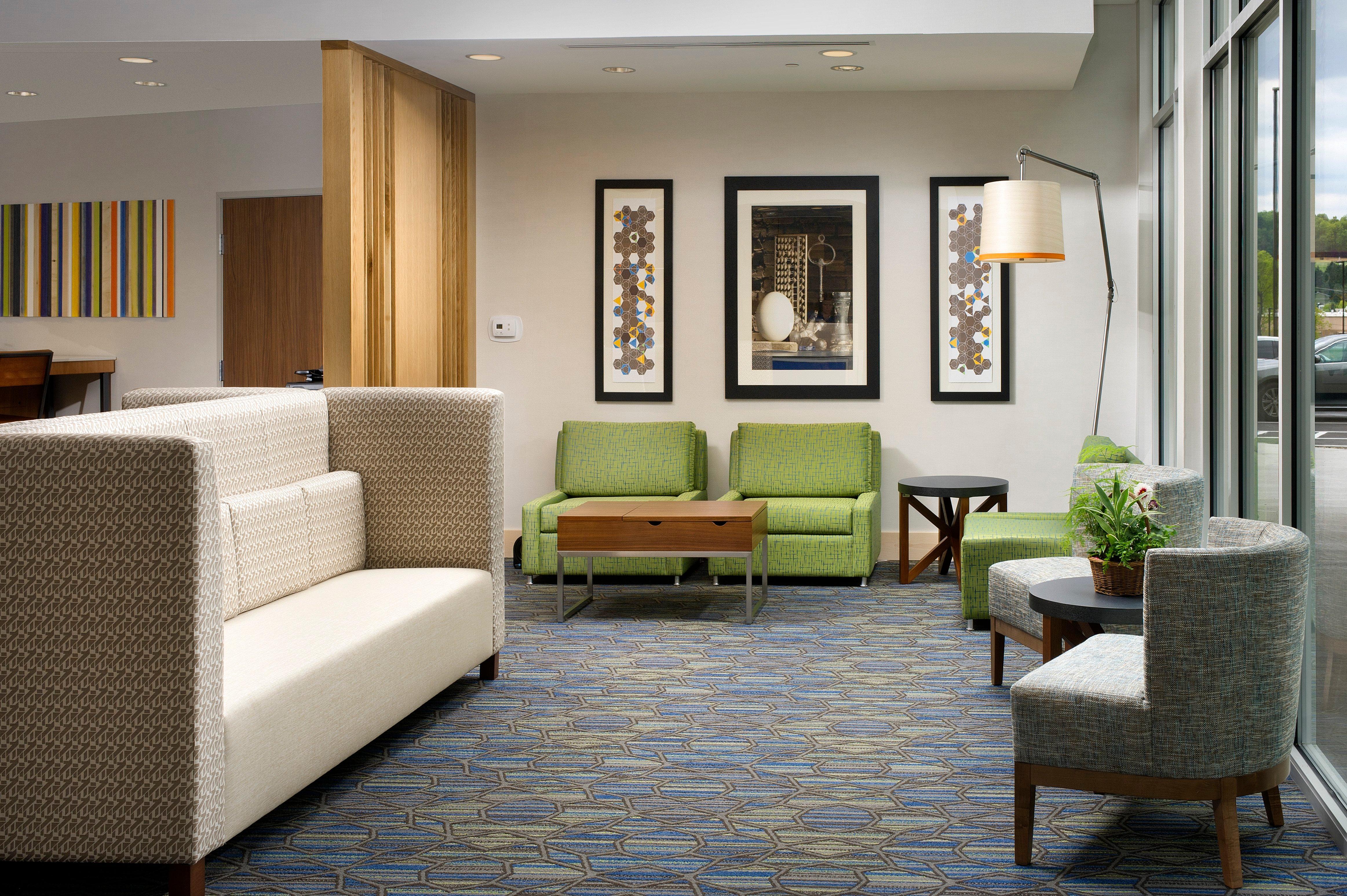 Holiday Inn Express & Suites By Ihg Altoona By Ihg Exterior photo