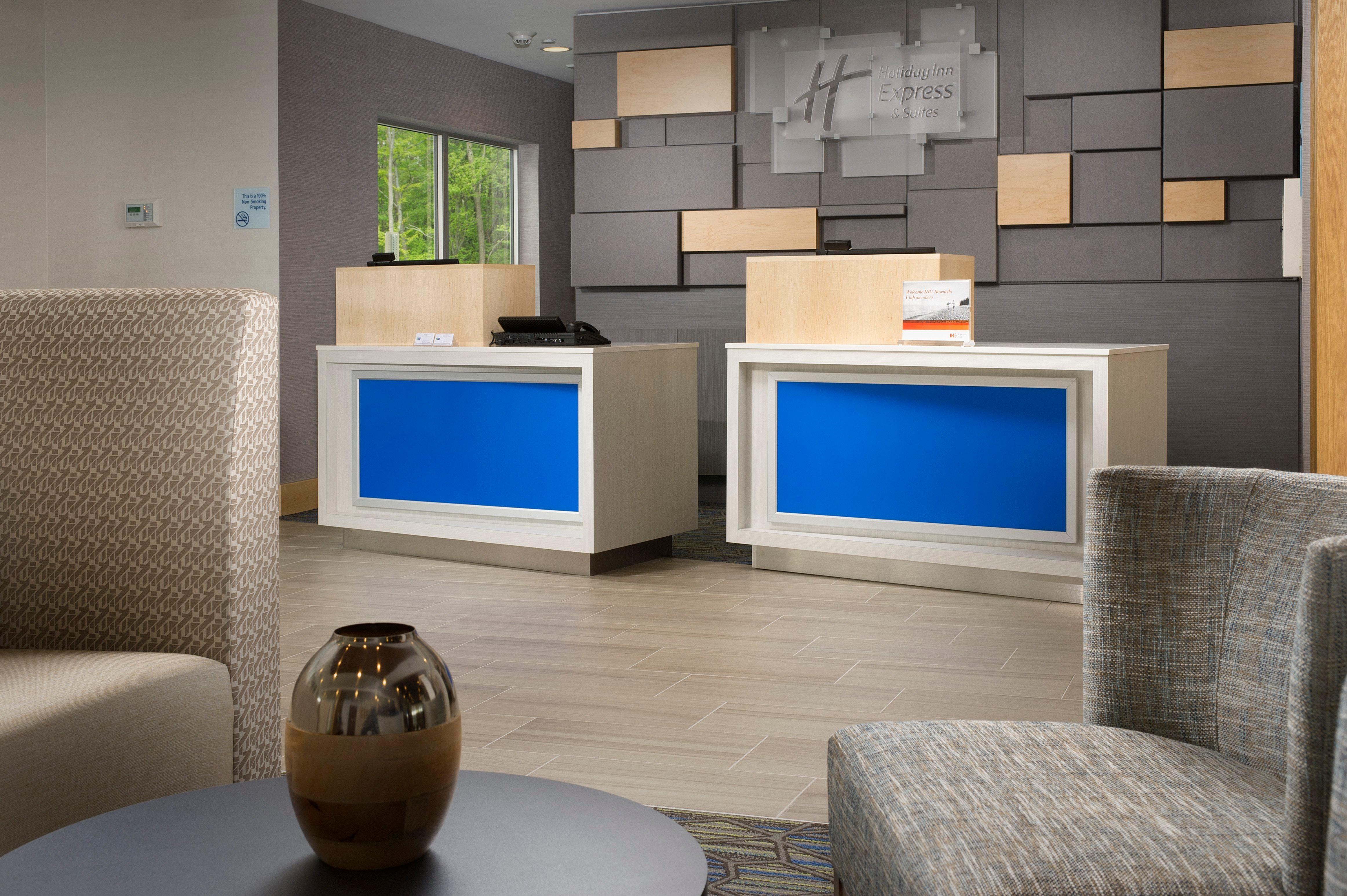 Holiday Inn Express & Suites By Ihg Altoona By Ihg Exterior photo