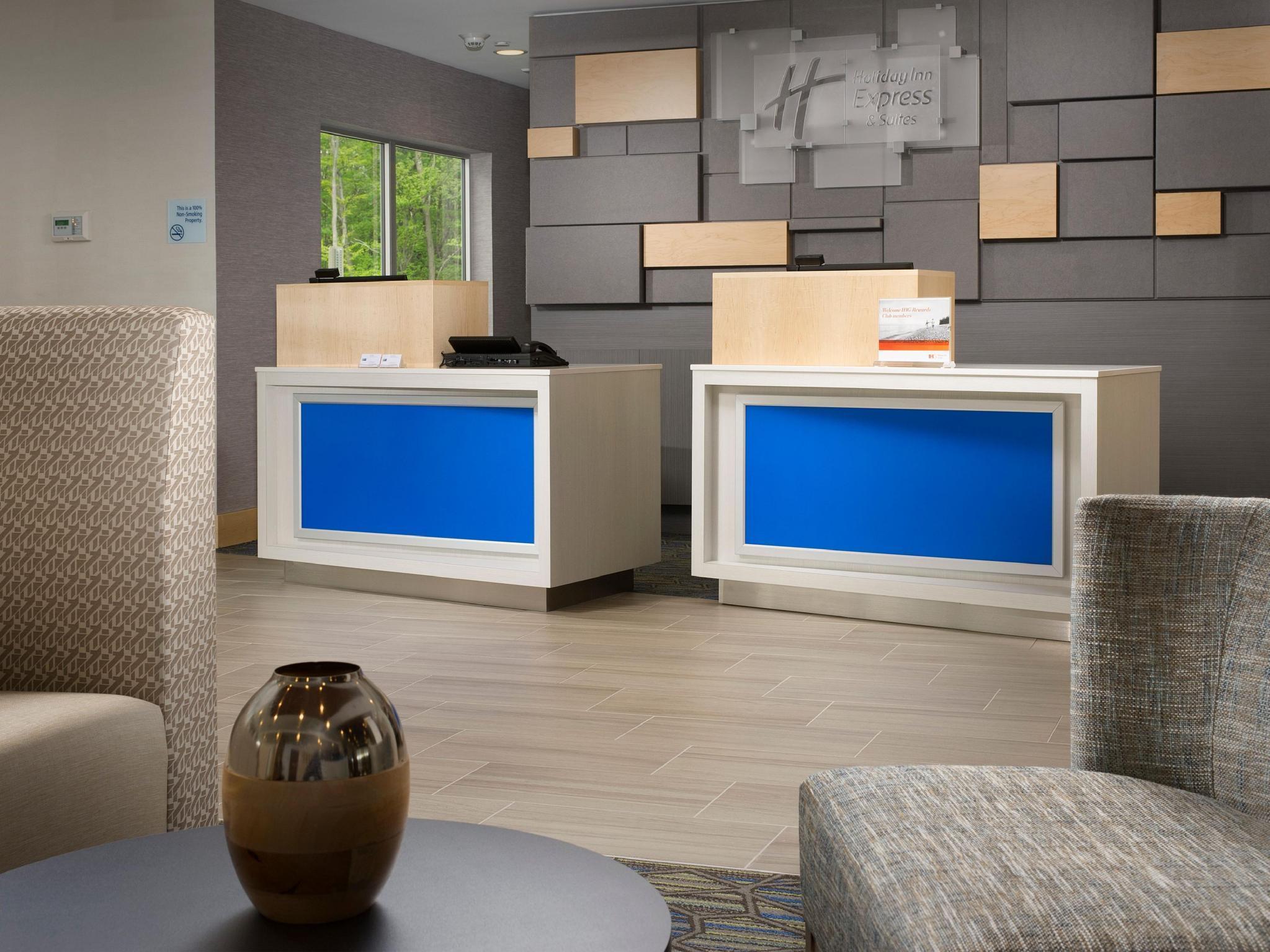 Holiday Inn Express & Suites By Ihg Altoona By Ihg Exterior photo