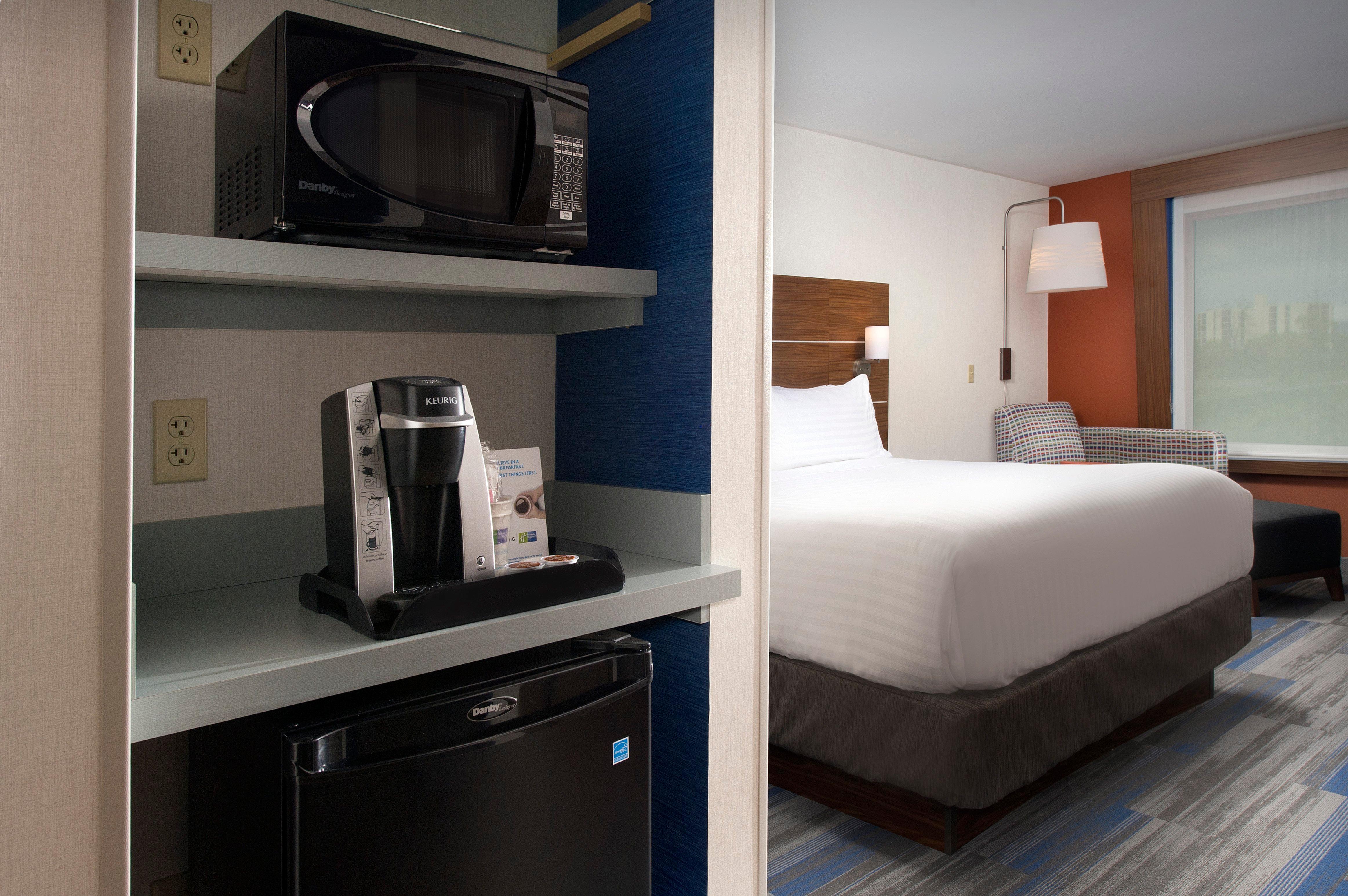Holiday Inn Express & Suites By Ihg Altoona By Ihg Exterior photo