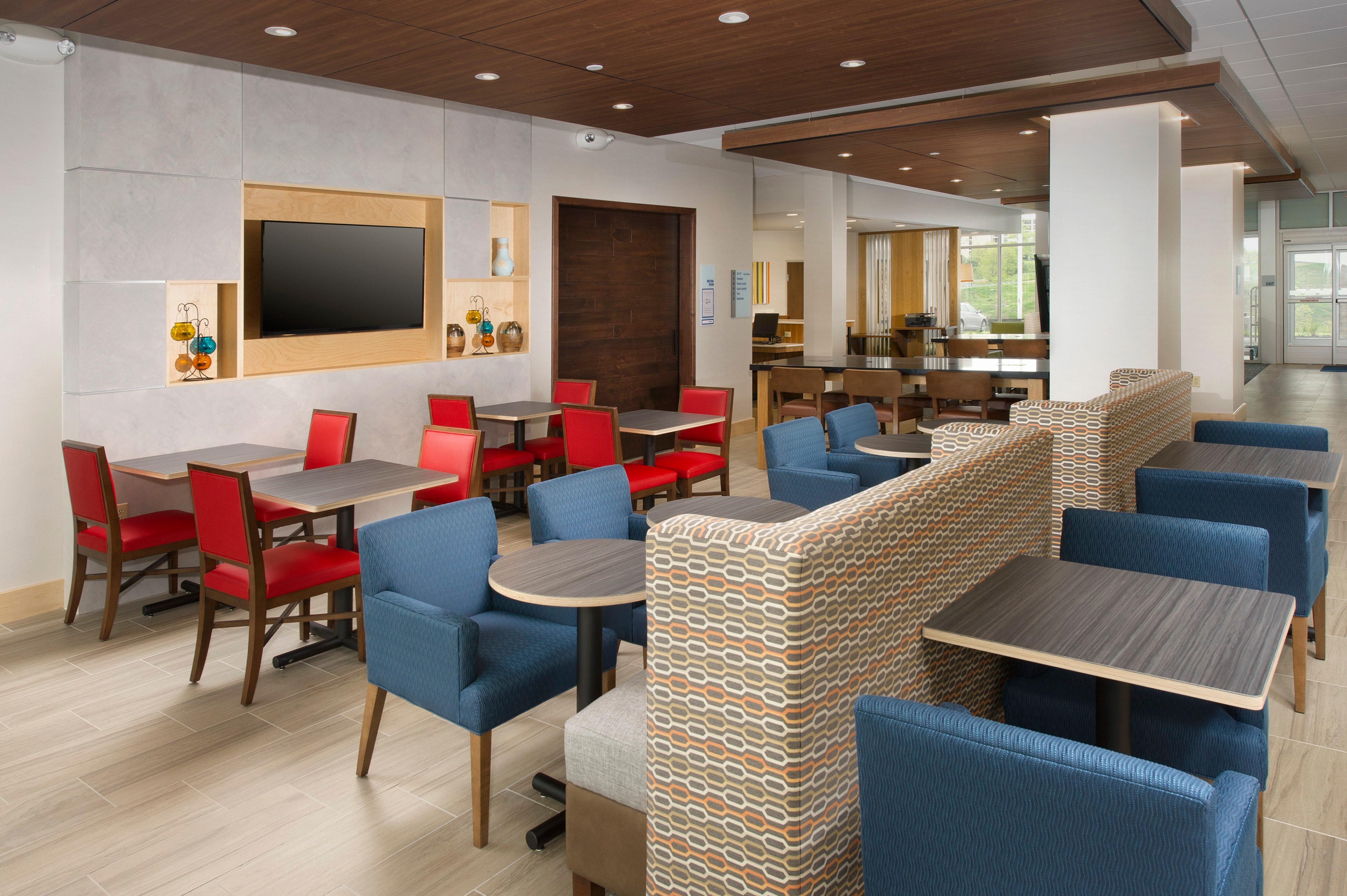 Holiday Inn Express & Suites By Ihg Altoona By Ihg Exterior photo