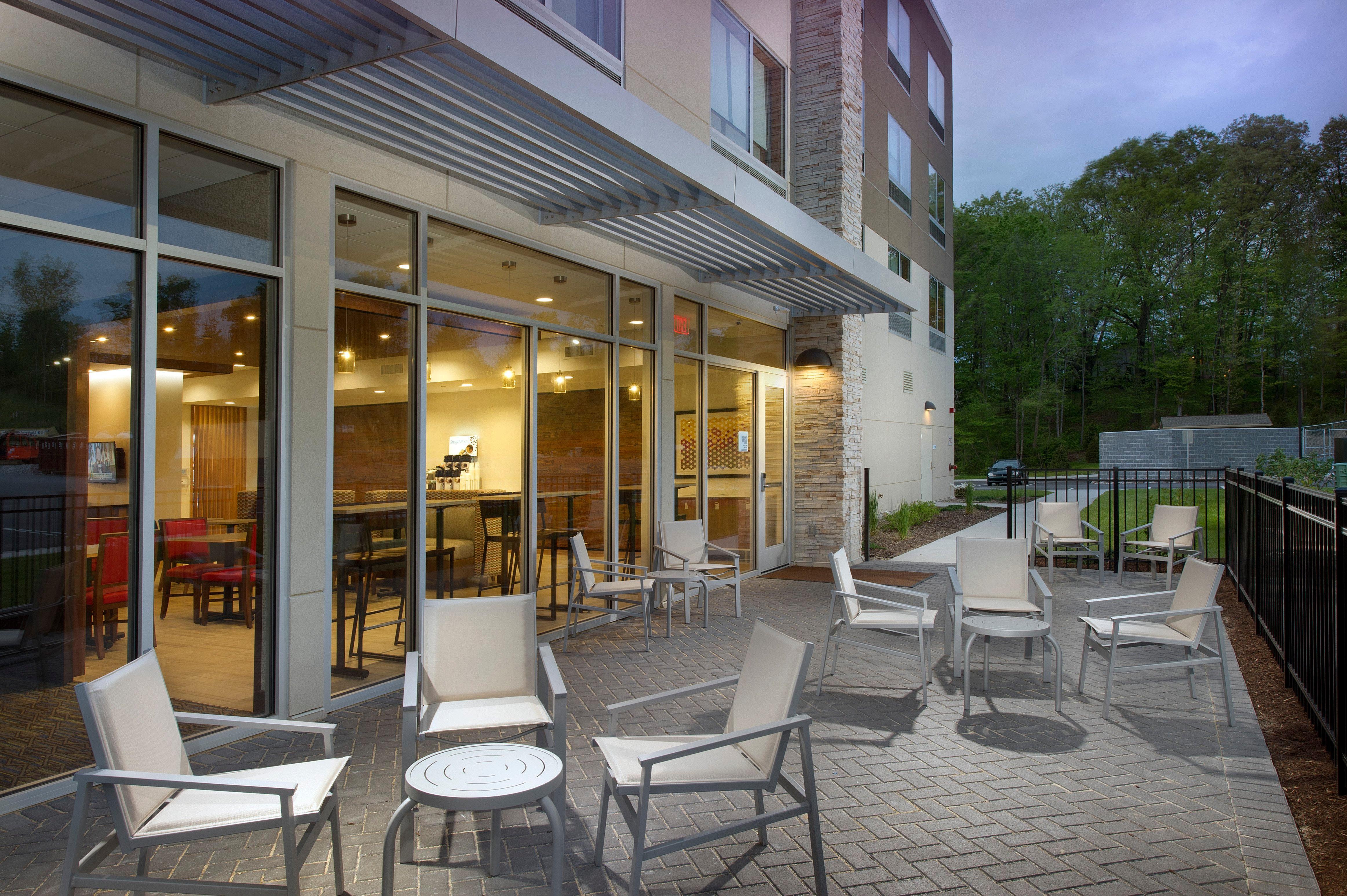 Holiday Inn Express & Suites By Ihg Altoona By Ihg Exterior photo