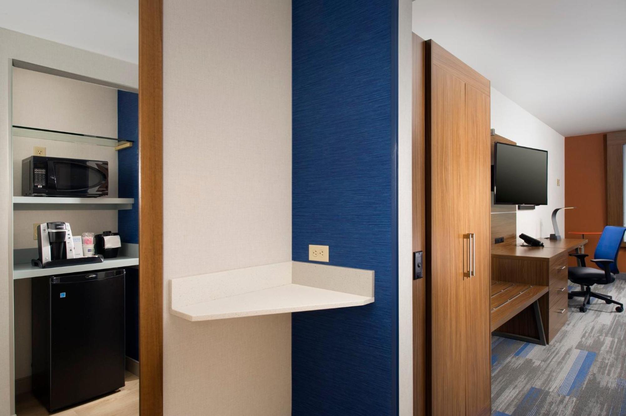 Holiday Inn Express & Suites By Ihg Altoona By Ihg Exterior photo