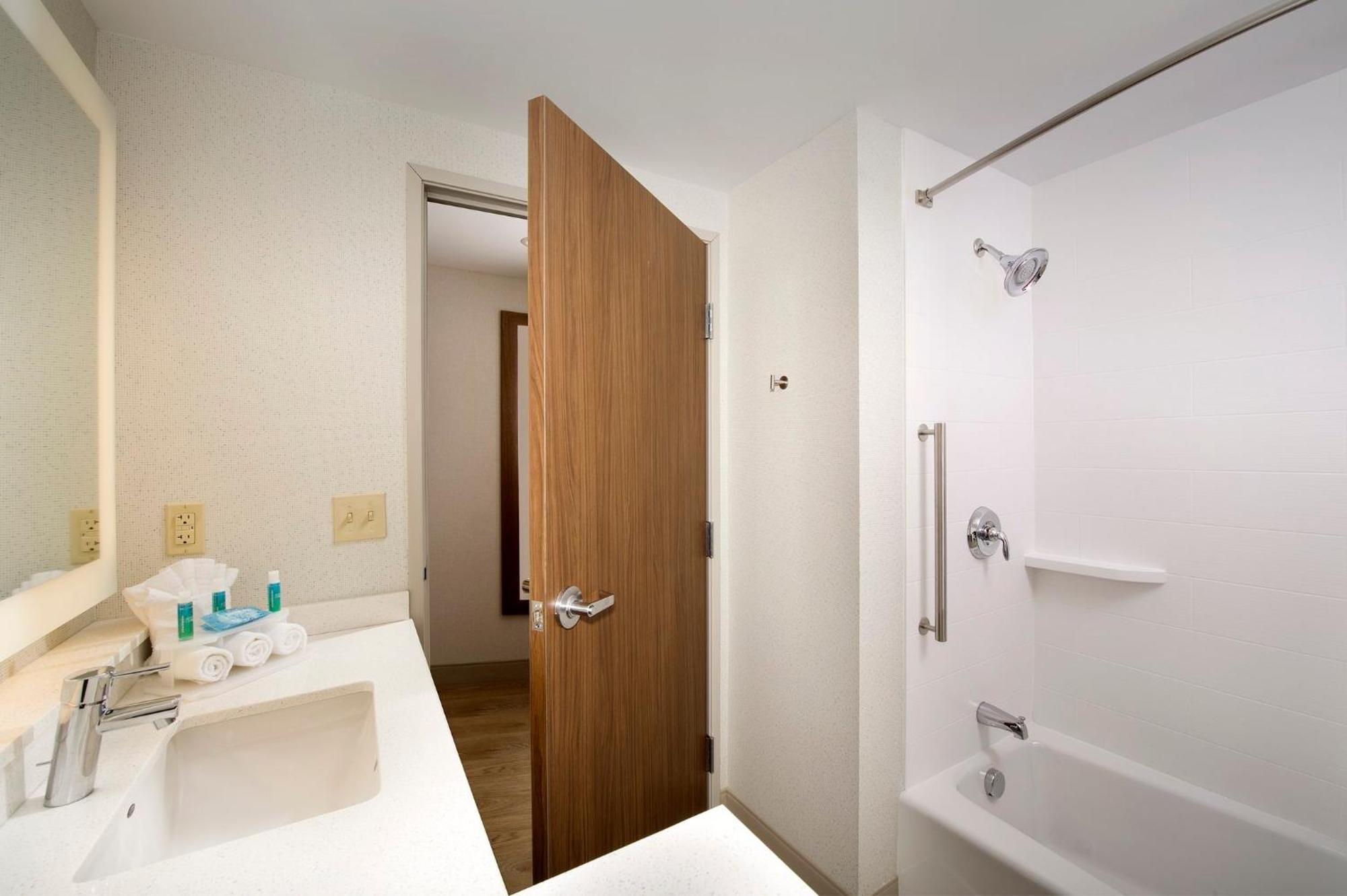 Holiday Inn Express & Suites By Ihg Altoona By Ihg Exterior photo