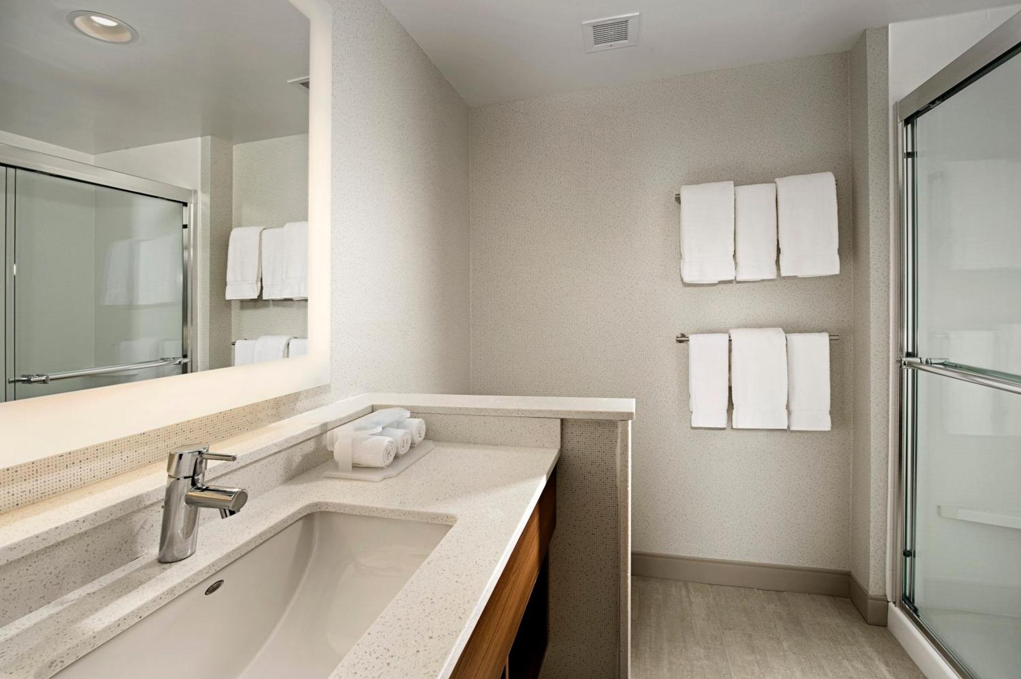 Holiday Inn Express & Suites By Ihg Altoona By Ihg Exterior photo